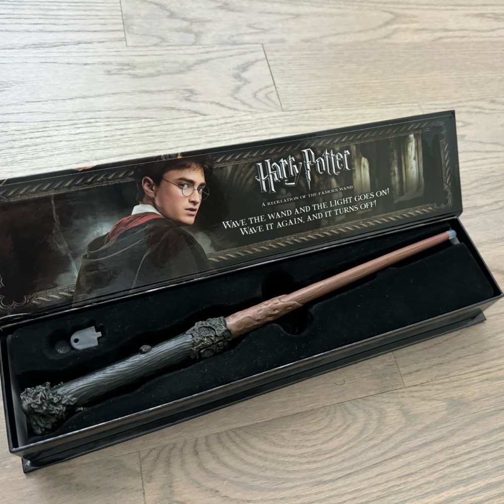 HARRY POTTER'S WAND with
illuminating tip